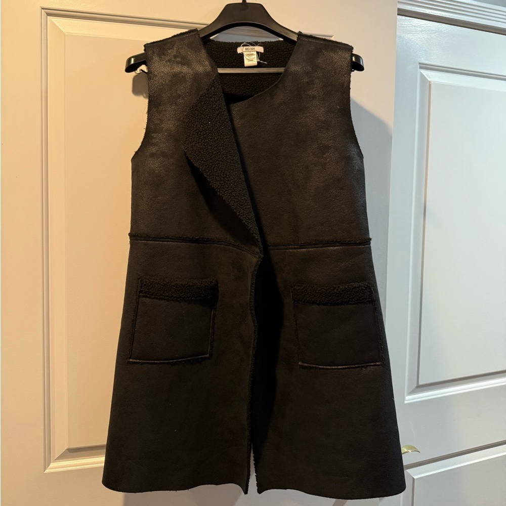 Renvy Black Sleeveless coat. 🧥. Size S/M